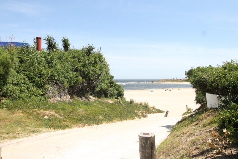 Cómoda casa en alquiler a pasitos del agua en La Barra.
